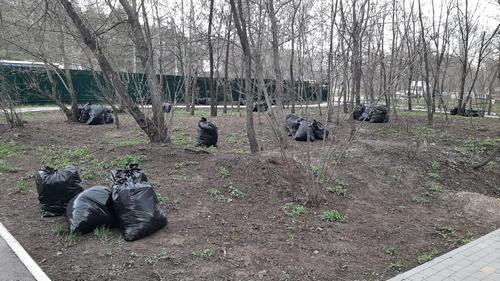 Уборка в сквере. Апрель 2022.
