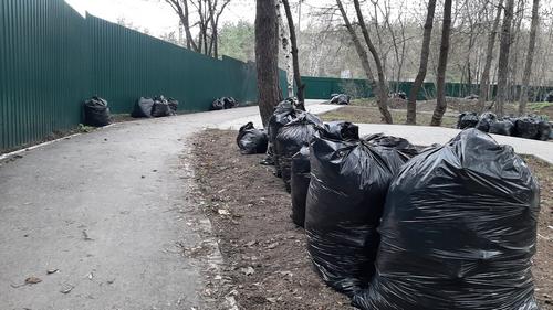 Уборка в сквере. Апрель 2022.