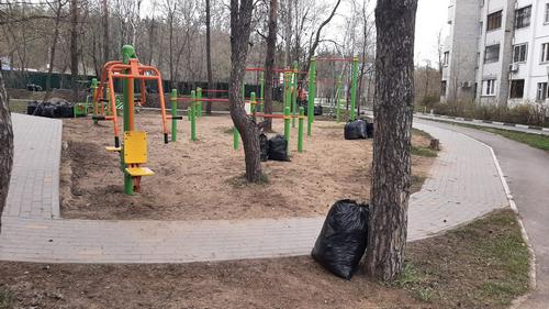 Уборка в сквере. Апрель 2022.